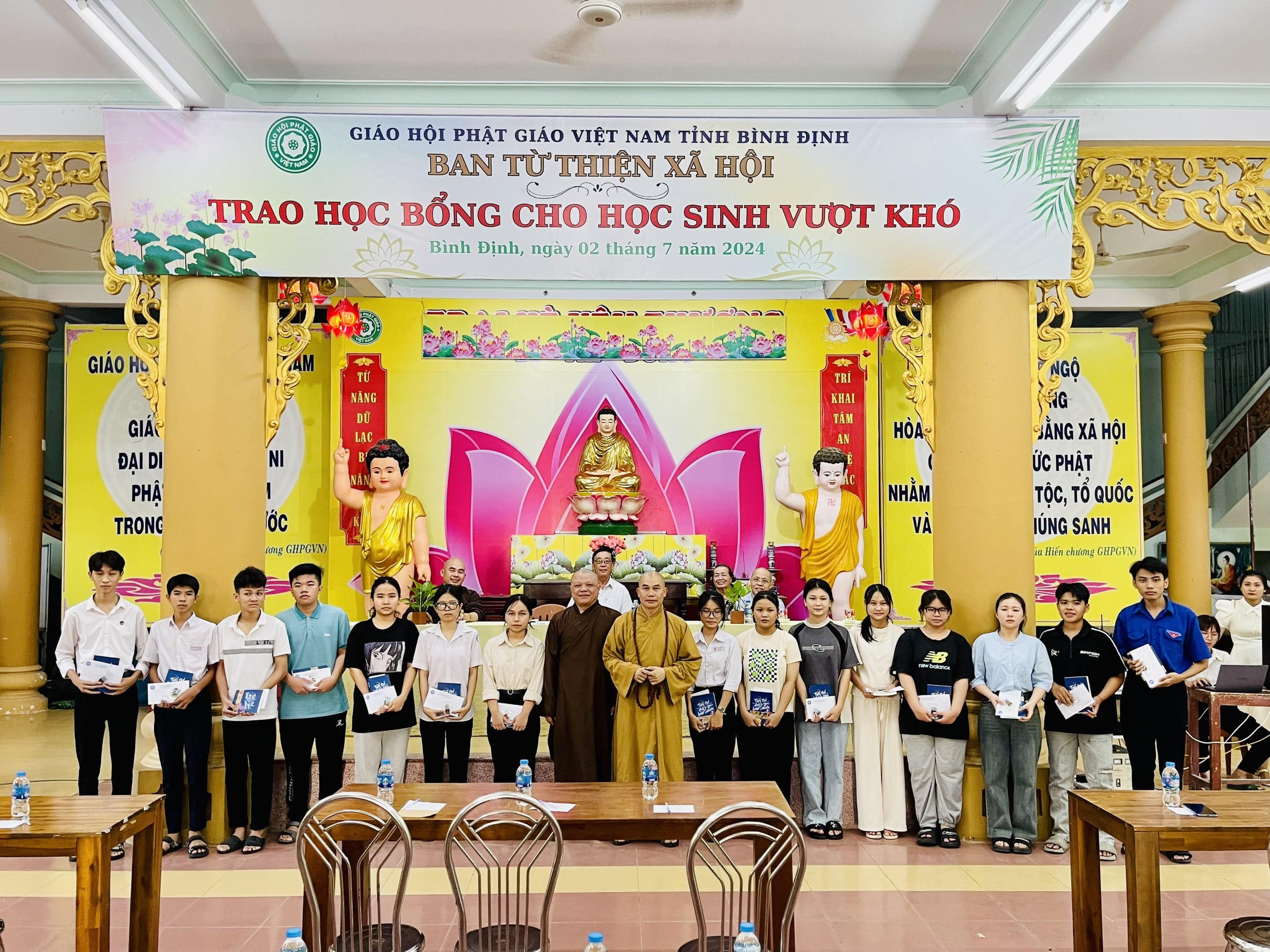 Ban Từ thiện Xã hội tỉnh trao học bổng học sinh vượt khó năm học 2023 – 2024